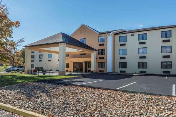 Quality Inn & Suites Pittsburgh Harmarville