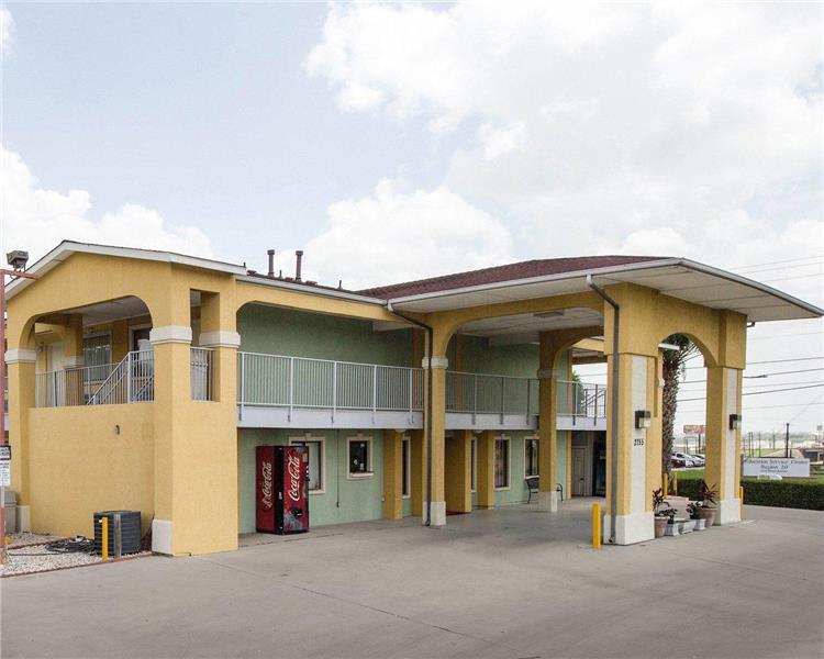 Econo Lodge Inn & Suites San Antonio near Frost Bank Center