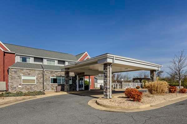 Clarion Pointe Staunton East