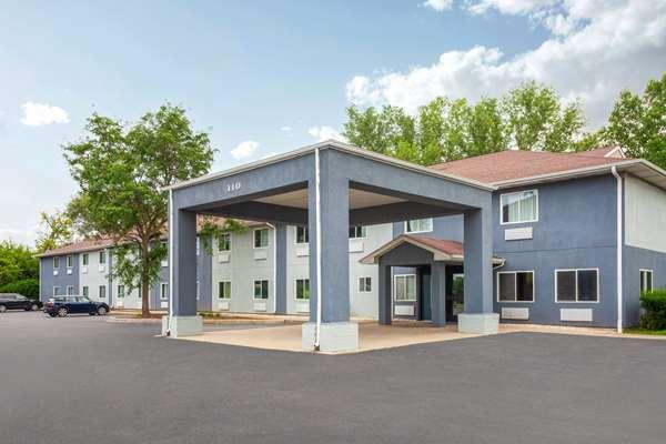 Super 8 by Wyndham-McHenry/Fox Lake Area