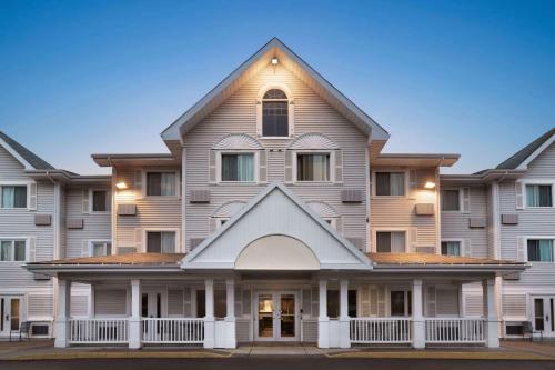 Travelodge Suites by Wyndham Moncton