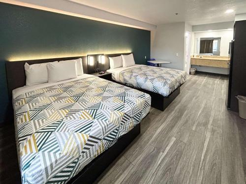 Studio 6 Bakersfield CA South