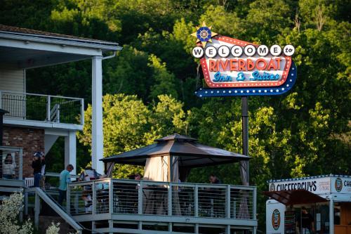 Riverboat Inn and Suites