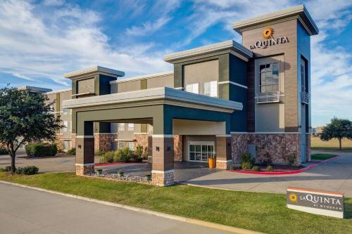 La Quinta Inn & Suites by Wyndham Ft. Worth - Forest Hill TX