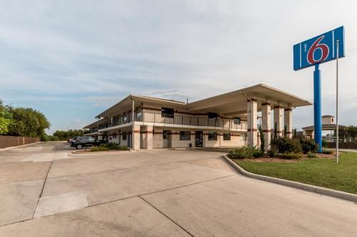 Motel 6-San Antonio TX - South WW White Rd