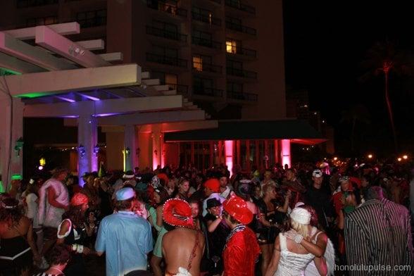 Honolulu Pulse has it right, it sure was crowded at the party all night long. As we mentioned- it was open air so it was cool.