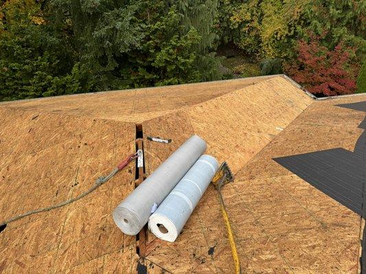 Decking Inspection & Prep
Freshly exposed roof deck -- ready for underlayment. We check every detail to ensure your new roof lasts.