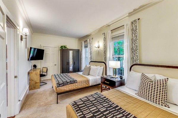 The Darwin Downtown - 3bd+Loft/2ba Sleeps 10