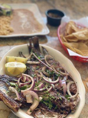 Mojarra A la Plancha. Arroz, frijoles y totopos. Grill Telapia, rice, bean, and chips