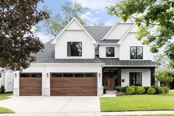 Haas 610 Plank Series
Panel Option: Flush
Color: English Oak
Glass: Plain Tempered Carriage Windows w/ Black Frames