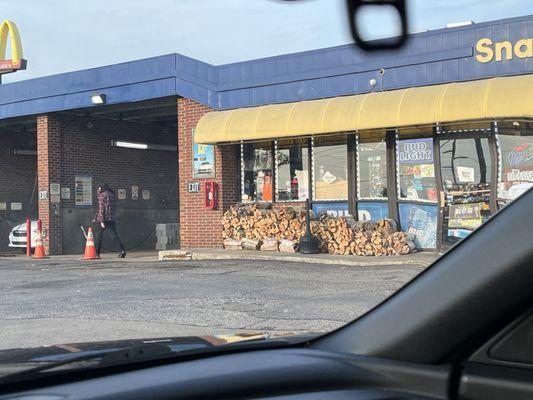 7:00 AN . Clean lot, building, & clean la