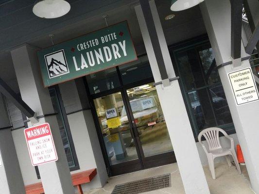 Laundromat is attached to hostel, is clean and well located in Crested Butte.
