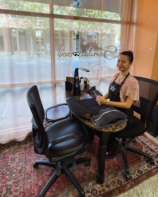 Full-time natural nail tech, Velyna