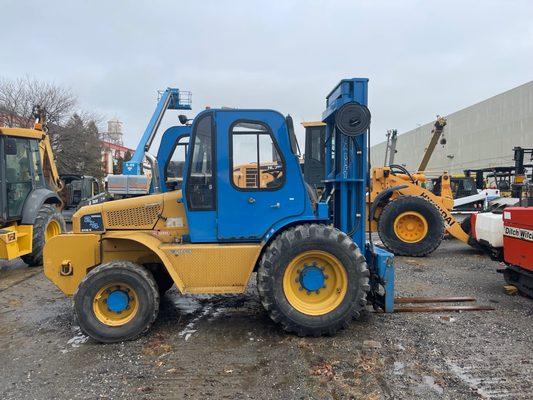 Rough terrain forklift