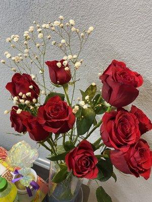 Uhhh this is not a dozen, there was one even without the flower