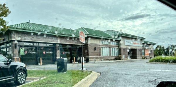 The drive thru is on the left side, go around to right side and there are signs to guide you around.