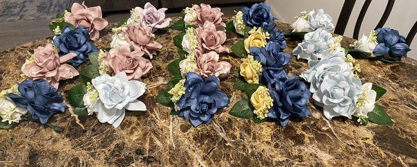 Artificial flower boutonniere with garnishment.