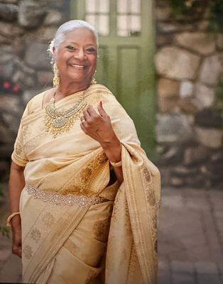 Beautiful Bride's mother in our banarsi silk saree.