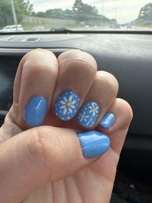 Mani with daisys