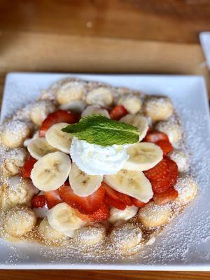 Waffle with strawberry and banana
