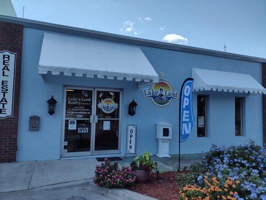 Lots of flowers out front!