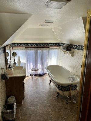 Gorgeous claw foot bathtub