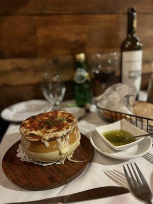 French onion soup (soupe à l'oignon gratinée)