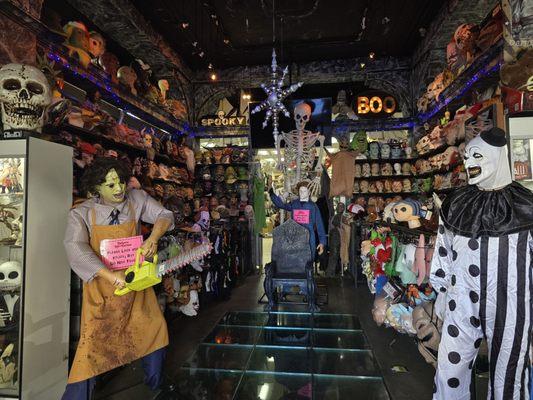 Hollywood Toys & Costumes