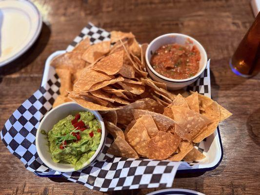Chips guacamole and salsa