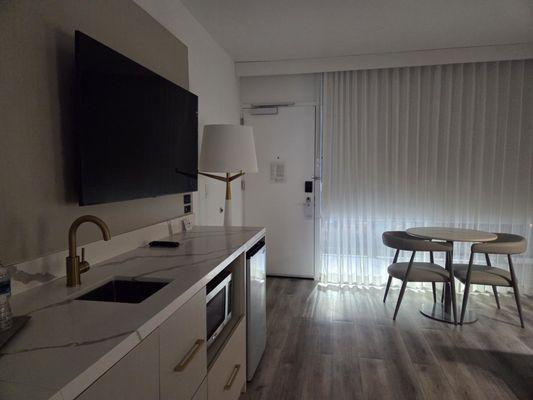 2 queen beds, 1 bedroom suite, pool view living room