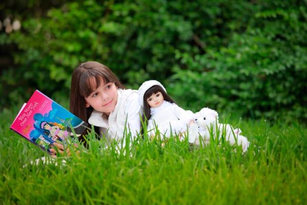Maru and her favorite puppy Muffy enjoying storytime.