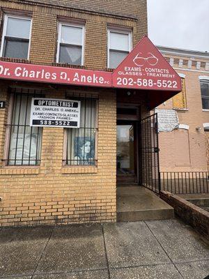 This was photo of that day this place looks sketchy already and it looks unprofessional please help me report this doctor