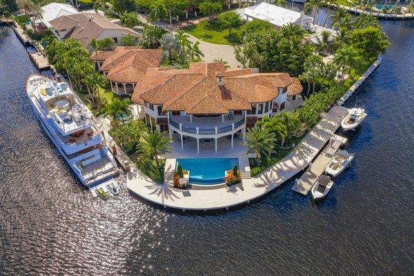 A PROPERTY THAT CAN DOCK A VERY LARGE YACHT IN FORT LAUDERDALE.