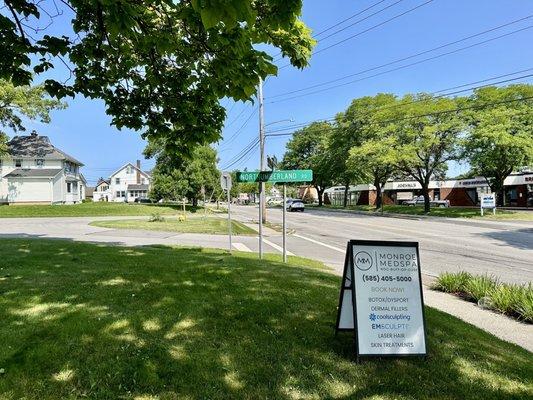 Monroe MedSpa Rochester - intersection to turn in