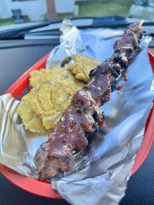 Pork pincho with tostones