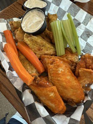Wings basket, buffalo and lemon pepper