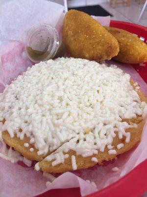 Arepa con queso. Empanada colombiana
