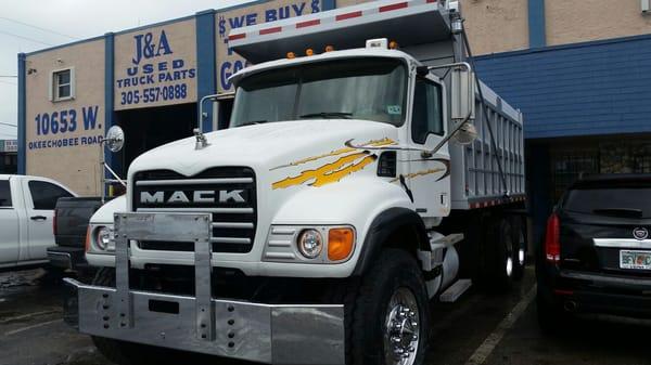 2005 mack graniti. For sale like new