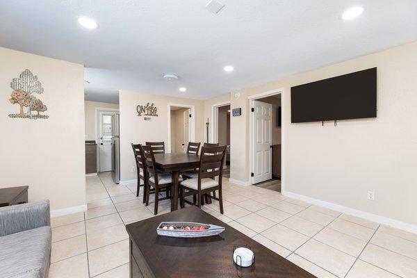 Cabin 10 Living room and dining room