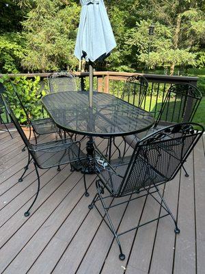 Table and chairs look like new!