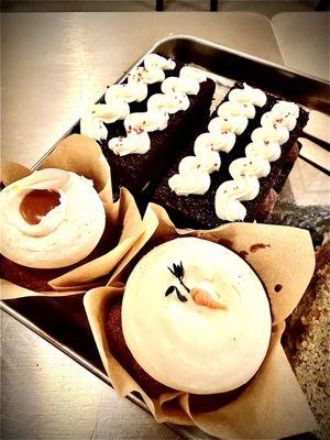 Apple and a carrot cupcakes. Chocolate cake