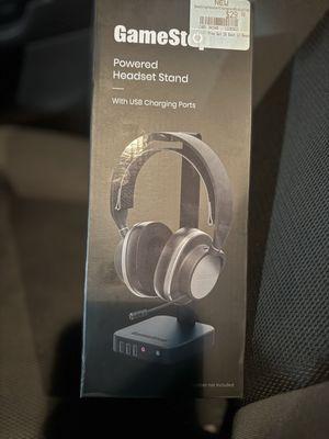 Giant picture of headphones obscuring the actual product and no indication, other than a single word, of what you are actually purchasing.