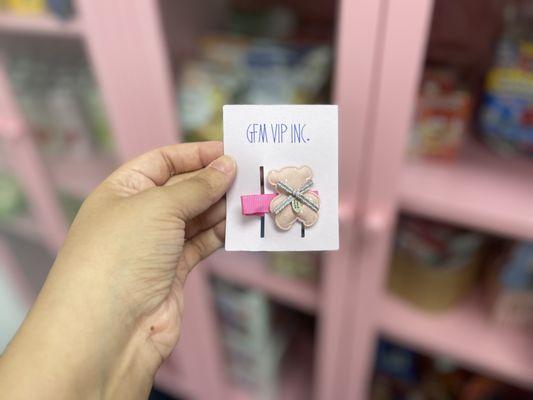 A teddy bear hair clip