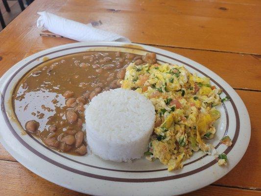 Period, arroz, frijoles, arepa, y carne