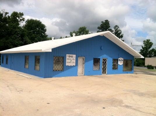 Check out the Par-tee! Wine, Ice Cold Beer, and a great selection of liquor . Stop by and enjoy the best adult beverages.