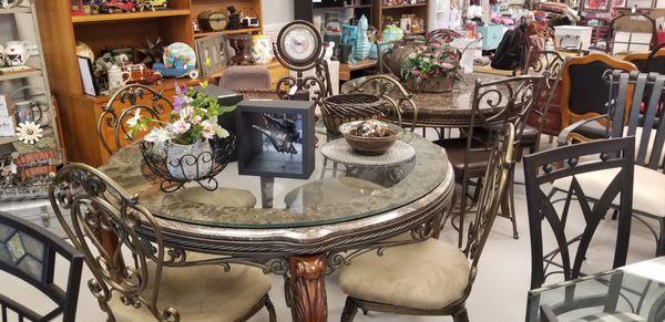 Hunter's Consignments & Flowers