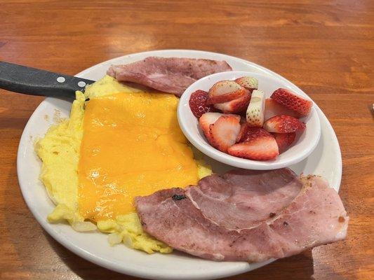 Eggs with onions and cheese, ham, strawberries