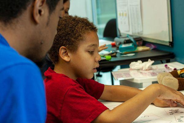 A kiddo working with their Hopebridge RBT during 1:1 ABA therapy.