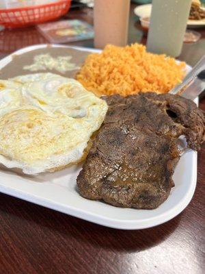 Breakfast Huevos Rancheros con Bistec