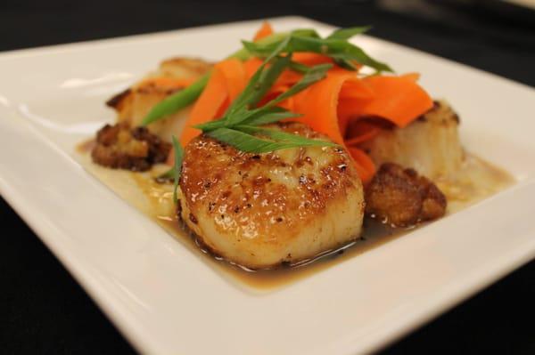 Ginger marinated seared sea scallops over cauliflower-coconut puree, with pickled carrot ribbons, roasted cauliflower florets